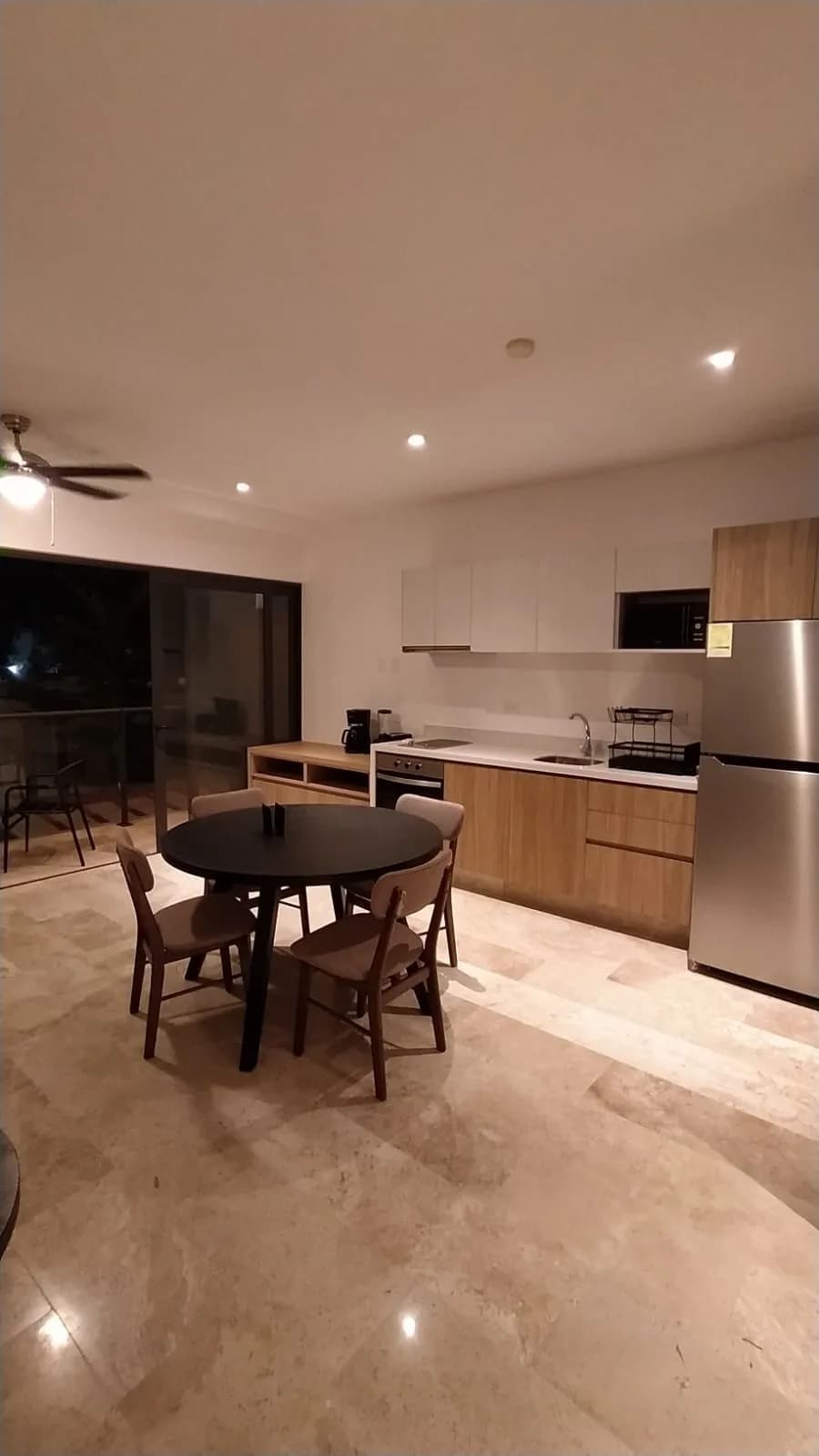 Sala comedor del desarrollo Ipana en Playa del Carmen